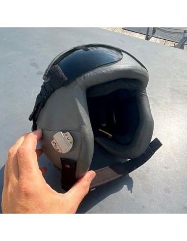Casque de pilote de chasse tenu en main vue de profil