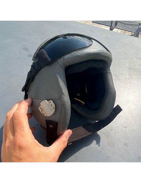 Casque de pilote de chasse tenu en main vue de profil