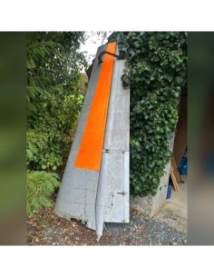 Gouverne d'avion en aluminium riveté avec bande orange